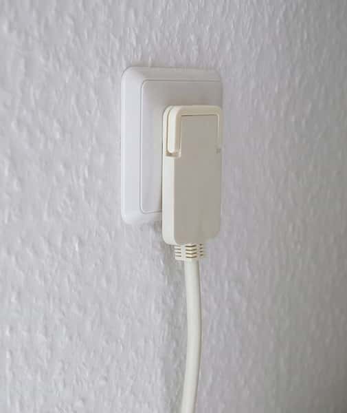 Extension cable with a flat plug