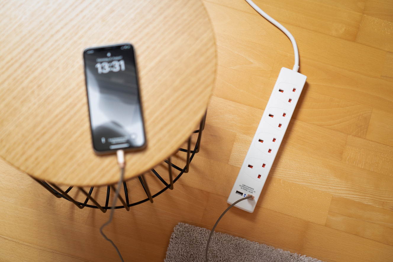 DIY-kabelhaspel met 4 standaard Schuko-aansluitingen, H05VV-F3G1.5MM2-kabel, 15 meter, CE