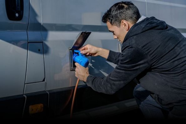 Power supply for caravans with the right CEE cable